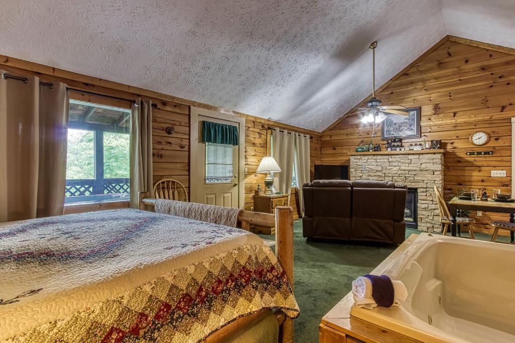Forever Yours, Hot Tub, 1089 Of Free Attraction Tickets For Each Paid Day, Dollywood And More Pigeon Forge Exterior photo